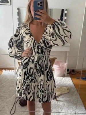 Trendig klänning  - Superfin blå & vit klänning från Hm. Aldrig använd. Passar perfekt nu till midsommar eller allmänt i sommar 🥰🥰 Hör av dig om frågor!! Slutsåld på hemsidan 
