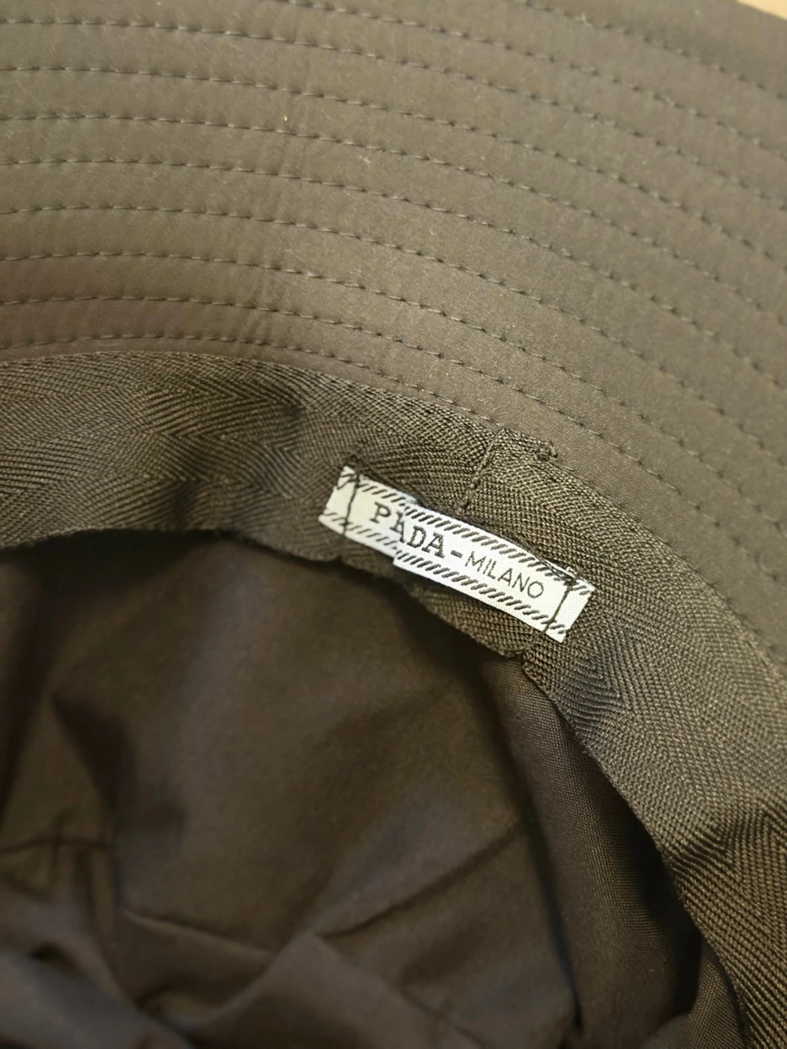 Svart bucket hat från Prada - 2