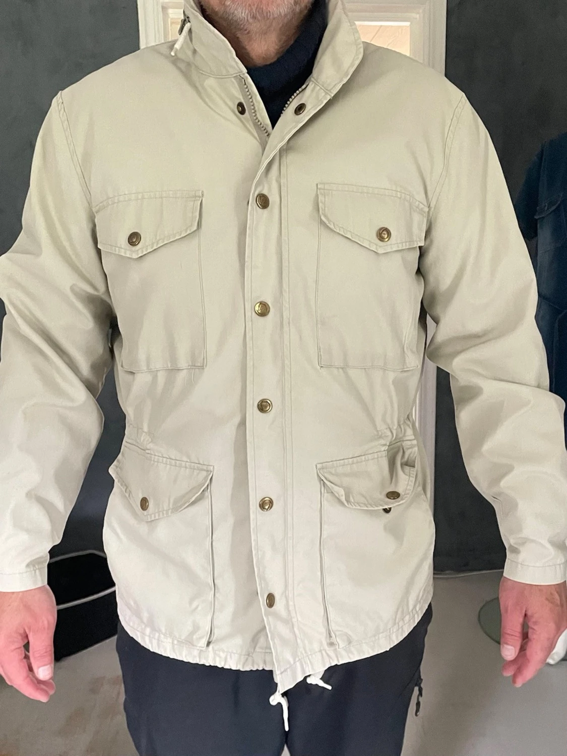 Beige parkajacka med fickor fjällräven