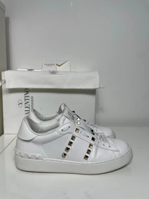Valentino Rockstud Skor  - Säljer nu dessa Valentino Rockstud Skor med ett nypris på 7 700 kr!, skriv för fler bilder/frågor🙌🏼 
