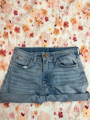 Blå jeansshorts - Fina jeansshorts från H&M i storlek 140, går att rulla upp shortens eller ner om man vill det. Fint skick!🫶🏼