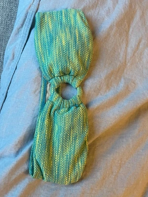 Bandeau bikini överdel - Säljer denna super söta blå och grön mönstrade bandeau bikiniöverdel som är för liten för mig. Super fin och perfekt till sommaren❣️