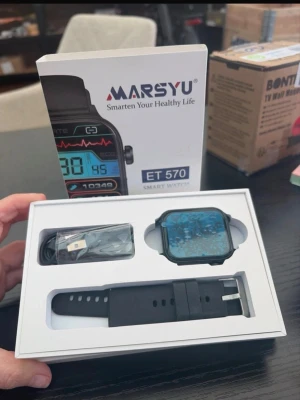 Marsyu ET 570 smartklocka svart - Marsyu ET 570 smartklocka med svart silikonarmband och fyrkantig display. Klockan har en modern design och levereras med laddkabel. Perfekt för dig som vill hålla koll på hälsa och aktivitet direkt på handleden.
