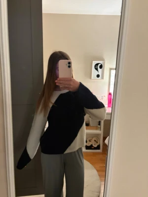 Marinblå/vit stickad tröja❣️ - Jag säljer en snygg stickad tröja. Den är använda några få gånger. Perfekt till alla årstider då den också har en fin design. Säljer för jag använder den inte längre. Priset kan diskuteras ❣️