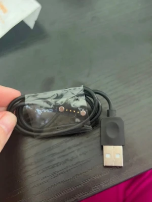 Svart USB-laddkabel med magnetkontakt till Smartwach  - Svart USB-laddkabel med magnetkontakt, perfekt för laddning av smartklockor eller andra små enheter. Kabeln har en USB-A kontakt i ena änden och en magnetisk laddkontakt med två stift i andra änden. Tillverkad i plast och metall.