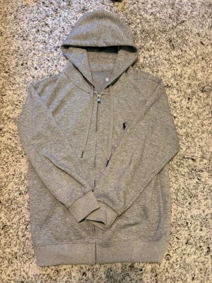 Polo Ralph Lauren set (hoodie) - Snygg grå hoodie från Polo Ralph Lauren. Byxorna finns i min profil🤞
