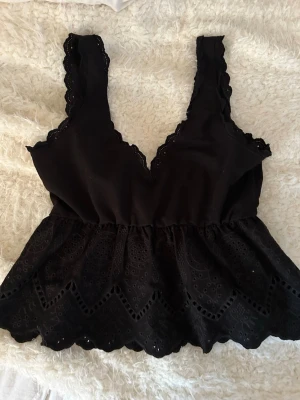 Svart broderad blus  - Supersöt svart blus med v-ringning och breda axelband. Toppen har broderade detaljer och spets längs kanterna samt en volangig nederdel. Jag köpte den i Polen, så därav inte helt säker på märket men kan vara ”Reserved”, nästan aldrig använd.💕