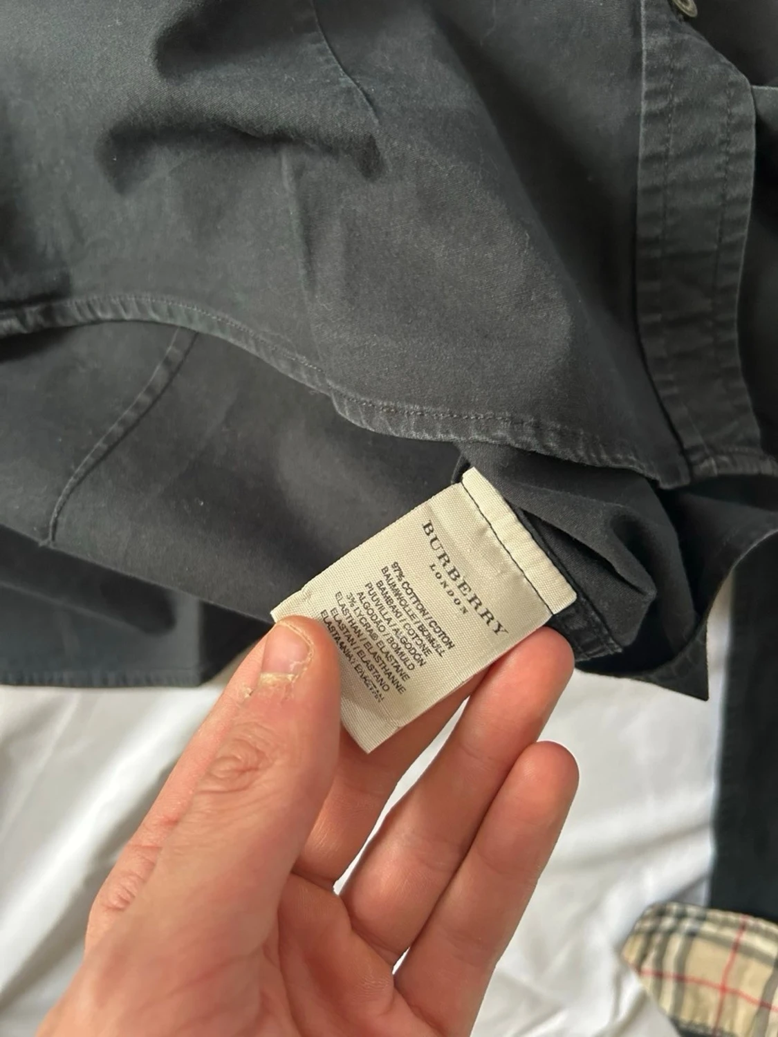 Svart Burberry skjorta med rutig detalj - 2