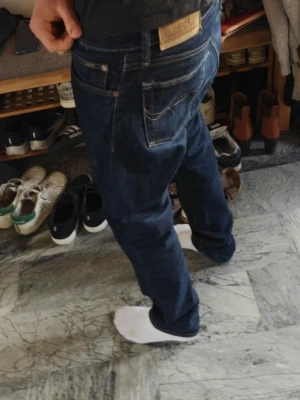 Mörkblå jeans från polo - Säljer ett par mörkblå jeans från Solo med klassisk femficksdesign och raka ben. Jeansen har en snygg passform och är tillverkade i slitstarkt denimmaterial. Perfekta för dig som vill ha ett stilrent och tidlöst plagg.