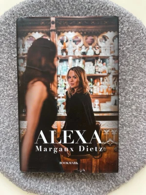 Alexa av Margaux Dietz - Säljer boken 'Alexa' av Margaux Dietz, utgiven av Bookmark förlag.  Boken är inbunden och har en modern, stilren känsla. Boken är helt ny och oläst. Nyskick! Se gärna mina andra bokannonser så samfraktar jag 📚