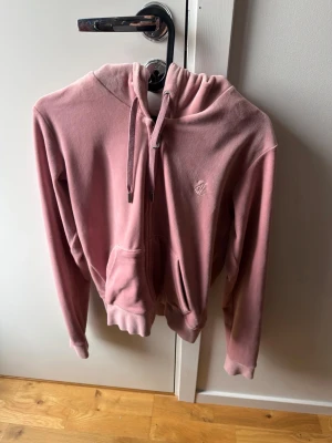 Juicy Couture kofta  - Använd 1 gång , säljer pågrund av för liten. Köptes för 1200kr