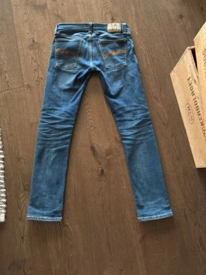 Nudie Jeans - Säljer ett par riktigt schyssta nudie jeans i nästintill nyskick! Jeansen har även en riktigt schysst wash! Storlek W28 L30                                                                            ☑️Skick: 9,5/10 nästintill nya.                                                     ☑️Pris 449kr kan diskuteras