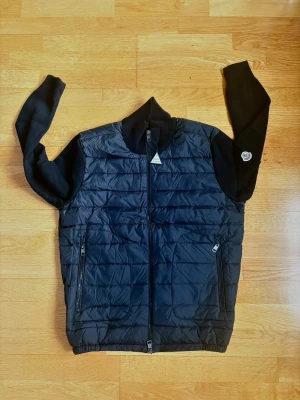 Moncler Cardigan - Trendig cardigan från moncler i riktigt bra skick, inga fläckar eller hål⭐️Storlek M men passar dig som har S också😇