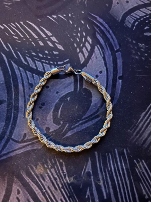 Silver Armband Cordell  - Säljer mitt armband i silver, inget särskilt skäl till varför. Vid frågor skriv :) 