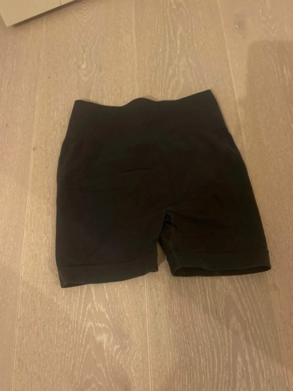 Svarta högmidjade cykelshorts - 1