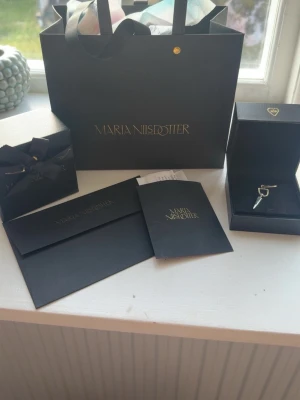 Örhänge Maria Nilsdotter  - Säljer mitt jätte fina ”Bitten Earring” från Maria Nilsdotter, pga att det inte kommer till användning längre! Har kvar kvitto,påse o låda till örhänget! Köpt för 2295 i butik💕 pris kan diskuteras, jag själv skulle bedöma att örhänget är i mycket bra skick o de går även att silverputsa om det blir rostigt med tiden! 