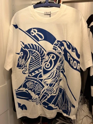 Burberry T-shirt - Burberry T shirt. Storlek M men passar L bättre. 