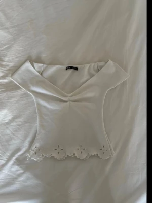 Vit offshoulder topp från Zara  - Jätte fin off shoulder topp från Zara som inte går att köpa längre i stl s, som ny!💓