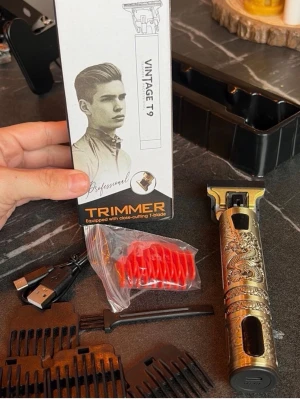 Vintage T9 hårtrimmer med drakmönster - Snygg hårtrimmer i metall med detaljerat drakmönster. Trimmern har T-blad för precision och levereras med flera kammar, rengöringsborste och USB-laddare. Perfekt för att fixa frisyrer och skägg med stil.