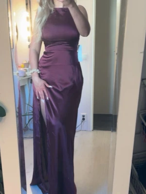 Vinröd långklänning med slits - Säljer en elegant vinröd långklänning, perfekt till balen. Ny skick med lapparna kvar. Pris kan diskuteras💕