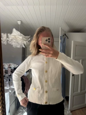 Vit kofta med guldknappar - Säljer denna  vita kofta med långa ärmar och snygga guldknappar framtill då jag inte har användning av den🩷köparen står för frakten!!