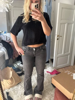 Grå bootcut jeans med låg midja - Säljer ett par grå bootcut jeans med låg midja  från Gina🩷bra skicka men säljer efter dem är för små för mig🫶🏻köpare står för frakt 