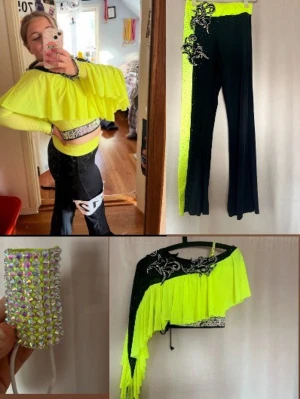 Disco solo dräkt - Hej! Jag säljer min gamla disco-solo dräkt i storlek 152/158 ungefär Xs  , Den är gul och svart med hyfsat mycket glitter. Jag köpte den i början av 2025. Jag säljer den för 750 kr. Är du intresserad eller frågor Dm 😊✨  Mott Midja byxor 60 runt 30 rakt över  Längd byxor 97cm Midja topp 58 runt 29 rakt över Längd topp 25 cm  Kan tas med till sm i dans 2026