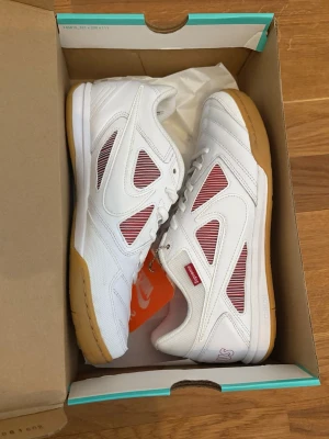 Supreme x Nike Gato QS - Helt nya, säljer pga för små..