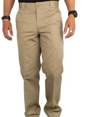 Beige chinos från Dickies - Säljer ett par klassiska beige chinos från Dickies. Byxorna har rak passform, bälteshällor och knappgylf. Tillverkade i slitstarkt material som ger en clean och stilren look. Perfekta för dig som gillar enkel och tidlös stil.