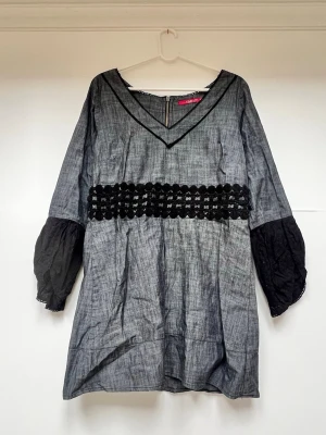 Klänning/tunika - Klänning som också går att använda som tunika, ifrån Cream i storlek 42🌹 -Öppen ballong ärm nedtill - 86cm lång (mätt från axeln) - Dragkedja baktill - 100% tjockare bomull