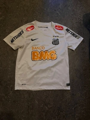  Santos Neymar Jr matchtröja - Säljer en vit Santos matchtröja från Nike med Neymar Jr och nummer 11 på ryggen. Lite använd men ändå fint skick kan gå ner vid snabbt köp