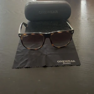 Bruna Wayfarer-solglasögon från ONEWear - Snygga solglasögon från ONEWear med klassisk wayfarer-form och brunmelerad båge som ör inspirerande av ray ban boyfriend (ser exakt lika dana ut), pris kan diskuteras!!