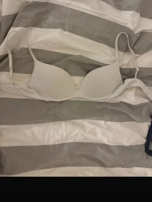 Intimissimi gioia bh - Vit intimissimi bh i modellen gioia, finns ingen lapp men tror storlek 70C, pris kan diskuteras💕