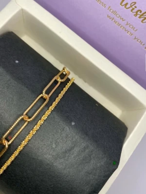 Tvådelat guldarmband set - Snyggt tvådelat armband i guldfärg, ett med större rektangulära länkar och ett smalare armband med små pärldetaljer. Perfekt för dig som gillar trendiga accessoarer med en elegant touch. 