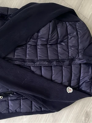 MörkBlå monclar cardigan  - Mörkblå cardigan i storlek m/l. Endast använd 2 ggr. NFC finns samt qr kod där man kan skanna. vid frågor hör av er mvh Noah