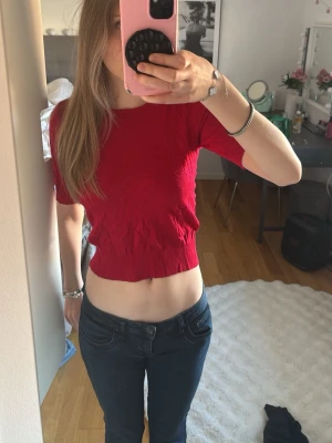 Röd croppad topp - Snygg röd croppad topp från Wico med korta ärmar och rund hals. Toppen är ribbad nedtill för en tightare passform och har en enkel, stilren design som passar perfekt till jeans eller kjol. Storlek M men passar även om man har storlek S!💗