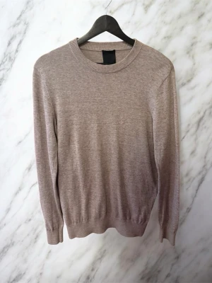 Beige stickad tröja med rund hals - Säljer en riktigt snygg crewneck i mjukt material. Aldrig använd, storlek XS. Hör av dig vid minsta funderingar och jag faktar alltid inom 24 timmar!  Pris kan diskuteras vid snabb affär😊