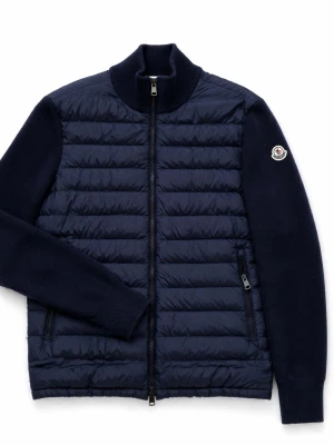 Moncler cardigan - Mörkblå moncler cardigan i storlek 2 vilket motsvarar S/M inga defekter. (Första bilden är ai därför ser loggan konstig ut)