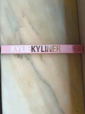 Kylie Cosmetics ögonbrynspenna (brun) - Snygg ögonbrynspenna (nyskick) från Kylie Cosmetics i färgen 004 brun! 