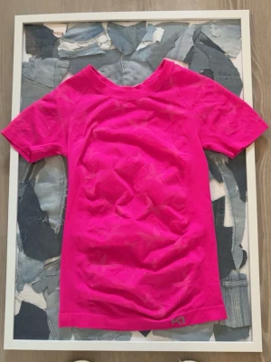 neon tränings tröja - Snygg rosa t-shirt från Kari Traa 