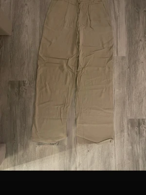 Linnebyxor  - Ett par linnebyxor från vero moda i storlek xs 