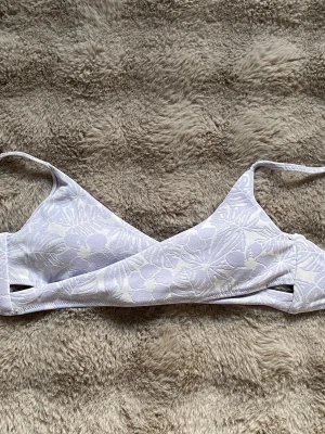 Ljuslila blommig bikiniöverdel - Så söt bikini överdel från soc. Hör av er vid frågor och funderingar! 😍