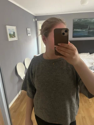 Grå stickad tröja med halvlånga ärmar - Mysig grå stickad tröja med halvlånga ärmar och rund halsringning💗