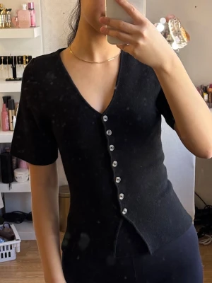 Svart  stickad tröja från Gina Tricot - Använd en gång 