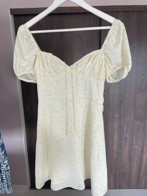 Ljusgul sommarklänning med blommor - Söt ljusgul klänning, jättefin till sommaren. 