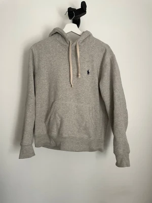 Grå Ralph lauren hoodie - Grå Ralph lauren hoodie i storlek S.