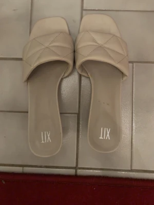 Beige pumps med låg klack från XIT - Säljer ett par beige pumps från XIT med låg klack och öppen tå. Skorna är i strl 39, de är hyfsat använda men syns inte så mycket. Nypris är 480kr