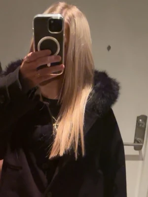 Svart kappa med fuskpäls - säljer min svarta jacka ifrån gina hör gärna av er