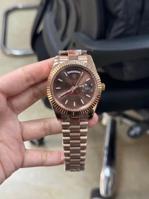 Herrklocka  - Helt ny och oanvänd klocka med automatisk rörelse. Klockan har korrekt vikt och är tillverkad i samma högkvalitativa stål. Tveka inte att höra av er vid frågor eller om ni önskar fler bilder. Endast klockan ingår i priset. Om ni är intresserade av box eller box tillsammans med certifikat, vänligen kontakta mig så kan vi diskutera ett pris.