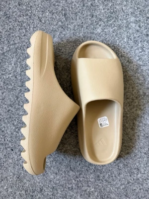 Yeezy slides beige  - Size 45, true to size. Just like new, very comfortable and high quality.